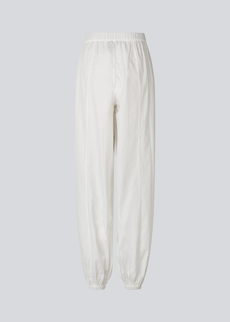 Hvide ballonbukser i 100% økologisk bomuld. AkselMD Pants er designet med sidelommer og elastik i taljen samt ved anklerne, hvilket skaber en ballon-effekt. Et par chic og stilrene bukser, perfekte til både hverdag og mere dressed-up looks.&nbsp;