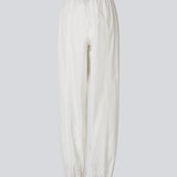 Hvide ballonbukser i 100% økologisk bomuld. AkselMD Pants er designet med sidelommer og elastik i taljen samt ved anklerne, hvilket skaber en ballon-effekt. Et par chic og stilrene bukser, perfekte til både hverdag og mere dressed-up looks.&nbsp;