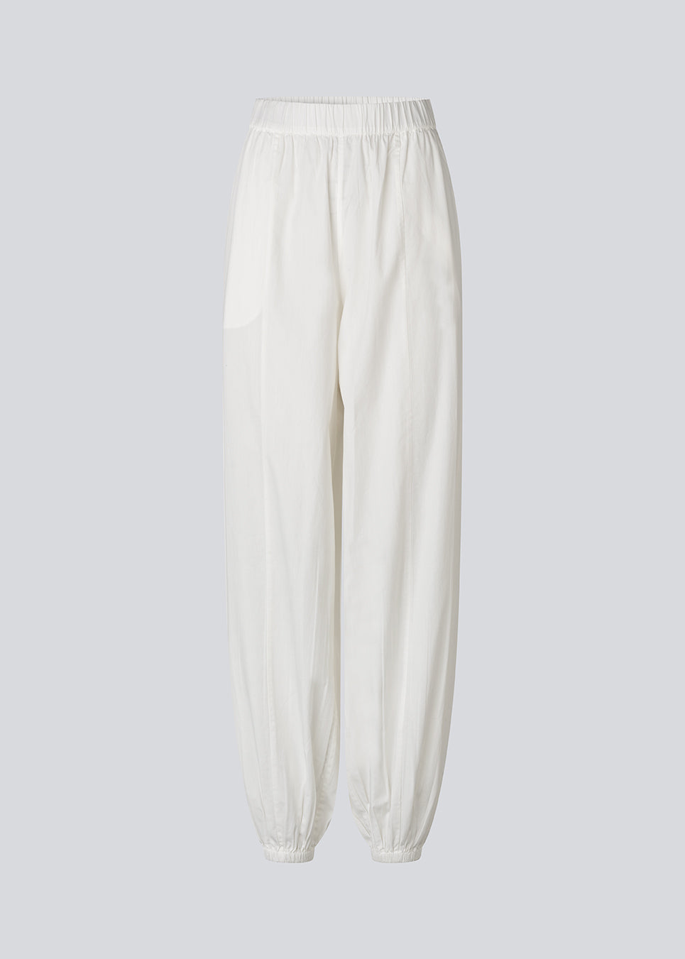 Hvide ballonbukser i 100% økologisk bomuld. AkselMD Pants er designet med sidelommer og elastik i taljen samt ved anklerne, hvilket skaber en ballon-effekt. Et par chic og stilrene bukser, perfekte til både hverdag og mere dressed-up looks.