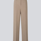 Klassiske habitbukser med straight-leg. AlayaMD Pants har pressefolder, bæltestropper samt knap- og lynlåslukning i gylpen. Et tidløst og stilfuldt valg, der kombinerer klassisk tailoring med moderne design.