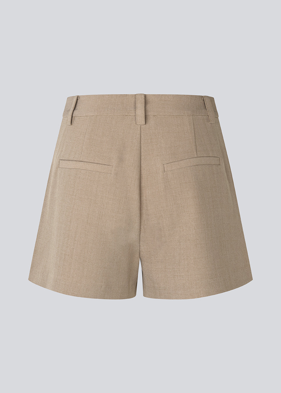 Korte shorts i habitstil. AlayaMD Shorts har klassiske detaljer som bæltestropper samt knap- og lynlåslukning i gylpen. Et stilfuldt og moderne valg, der kombinerer klassisk design med sommerlig komfort.