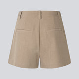 Korte shorts i habitstil. AlayaMD Shorts har klassiske detaljer som bæltestropper samt knap- og lynlåslukning i gylpen. Et stilfuldt og moderne valg, der kombinerer klassisk design med sommerlig komfort.