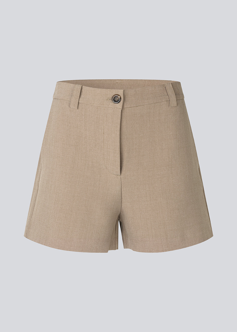 Korte shorts i habitstil. AlayaMD Shorts har klassiske detaljer som bæltestropper samt knap- og lynlåslukning i gylpen. Et stilfuldt og moderne valg, der kombinerer klassisk design med sommerlig komfort.