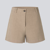 Korte shorts i habitstil. AlayaMD Shorts har klassiske detaljer som bæltestropper samt knap- og lynlåslukning i gylpen. Et stilfuldt og moderne valg, der kombinerer klassisk design med sommerlig komfort.