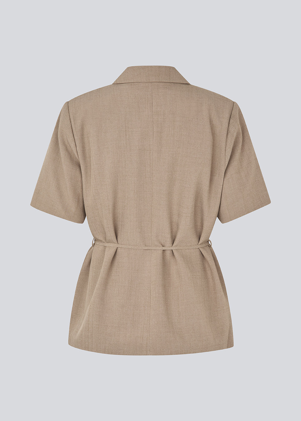 Kortærmet blazer med bindebånd i taljen for et flatterende snit. AlayaMD SS Blazer har klassisk reverskrave, knappelukning og lommer. Et moderne og elegant valg, der kombinerer tidløst design med feminint fit.
 