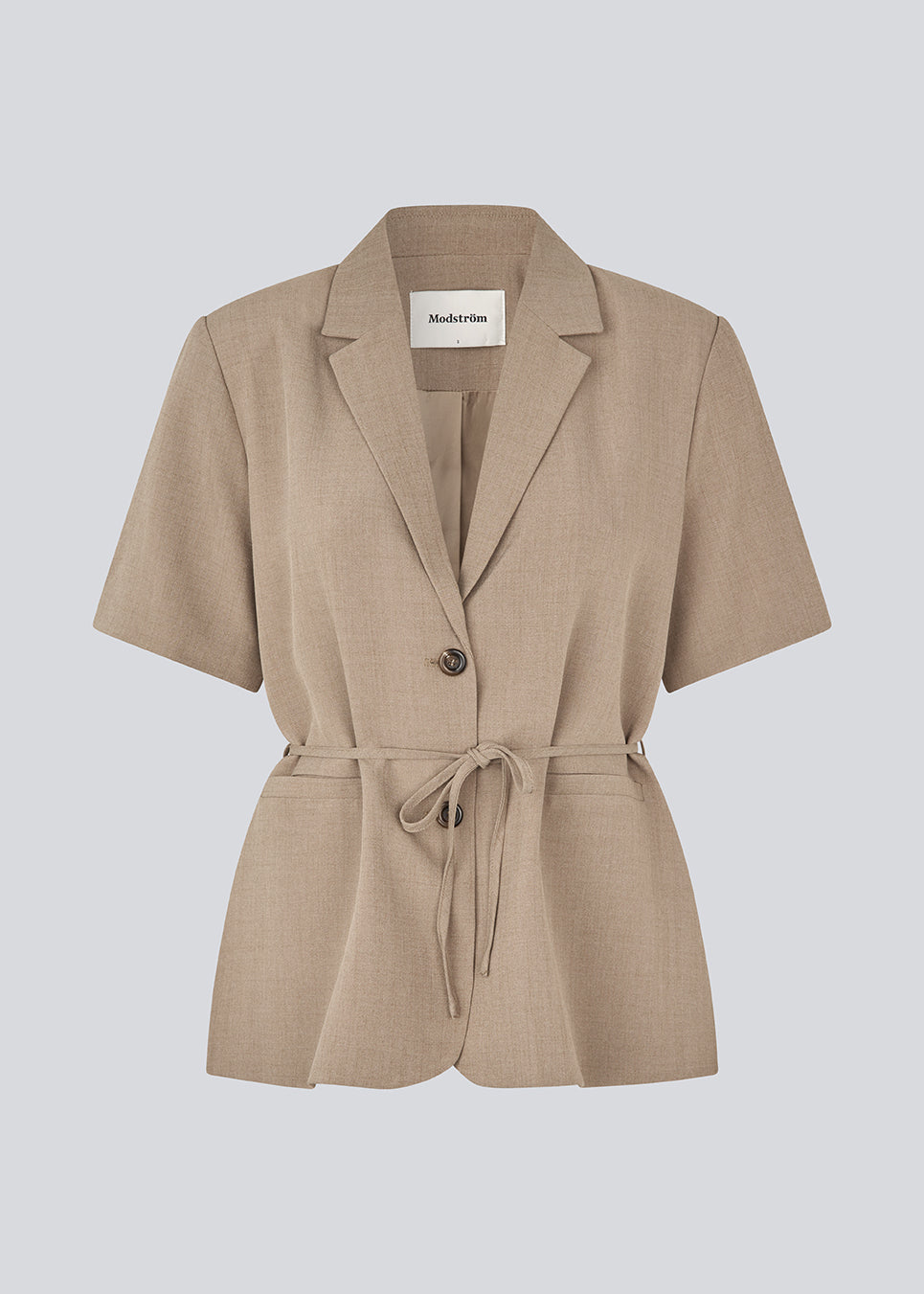 Kortærmet blazer med bindebånd i taljen for et flatterende snit. AlayaMD SS Blazer har klassisk reverskrave, knappelukning og lommer. Et moderne og elegant valg, der kombinerer tidløst design med feminint fit.
 