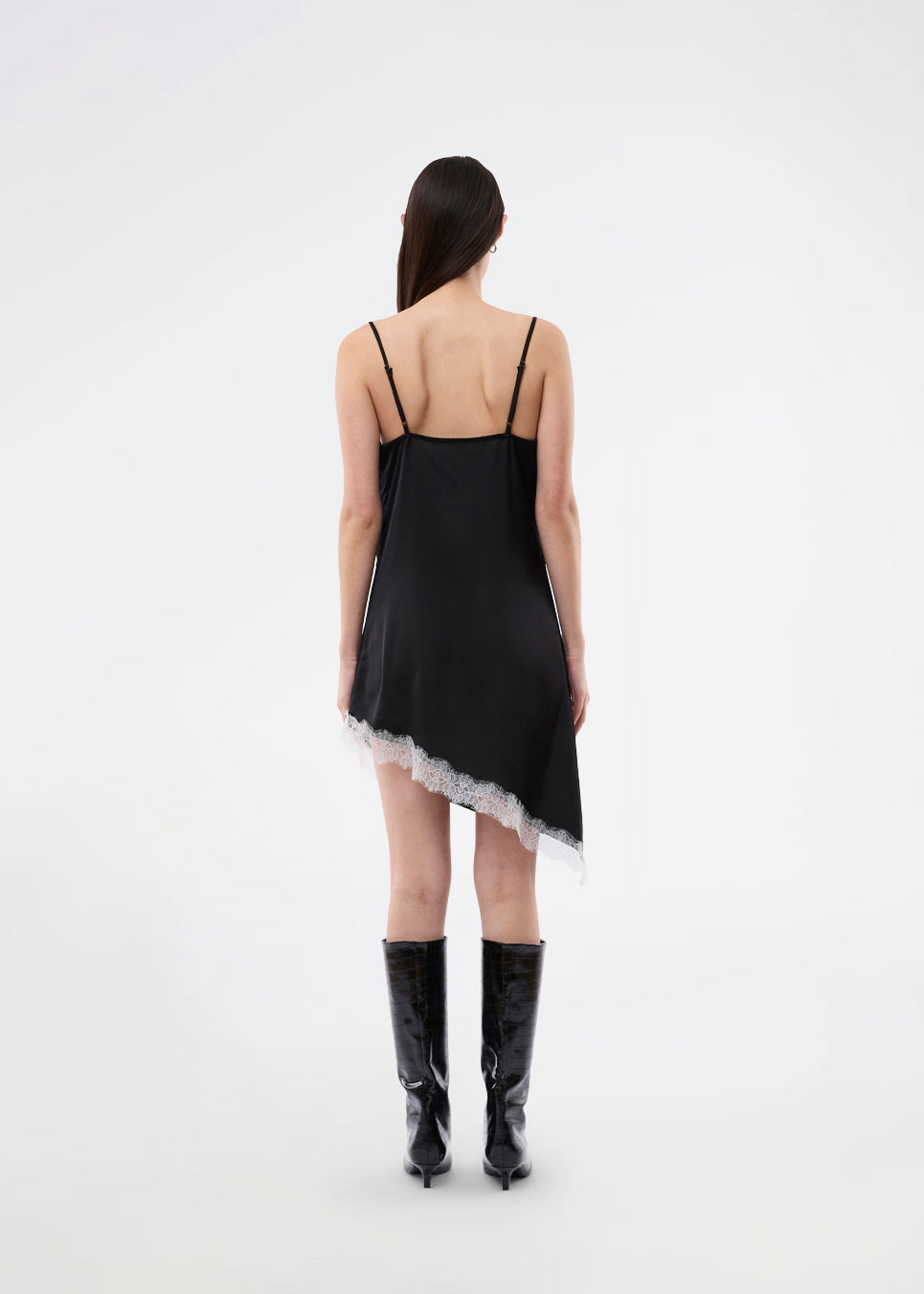 Kort slipdress i satin med kontrast-blondekant. AlinkaMD Dress har spaghetti-stropper, V-udskæring og asymmetrisk bund, længere i den ene side. En elegant kjole, perfekt alene eller til lag-på-lag styling.