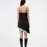 Kort slipdress i satin med kontrast-blondekant. AlinkaMD Dress har spaghetti-stropper, V-udskæring og asymmetrisk bund, længere i den ene side. En elegant kjole, perfekt alene eller til lag-på-lag styling.