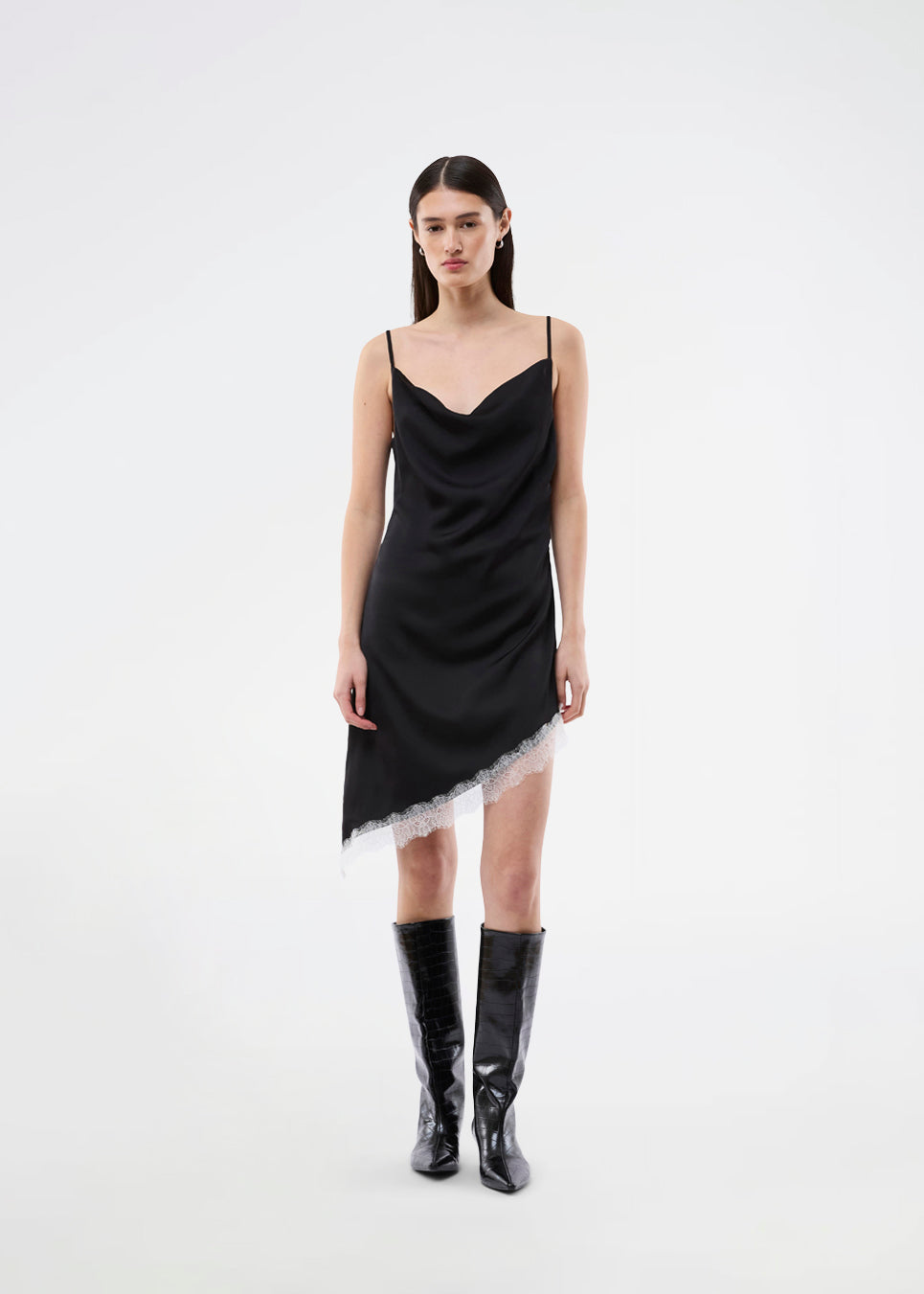 Kort slipdress i satin med kontrast-blondekant. AlinkaMD Dress har spaghetti-stropper, V-udskæring og asymmetrisk bund, længere i den ene side. En elegant kjole, perfekt alene eller til lag-på-lag styling.