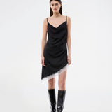 Kort slipdress i satin med kontrast-blondekant. AlinkaMD Dress har spaghetti-stropper, V-udskæring og asymmetrisk bund, længere i den ene side. En elegant kjole, perfekt alene eller til lag-på-lag styling.
