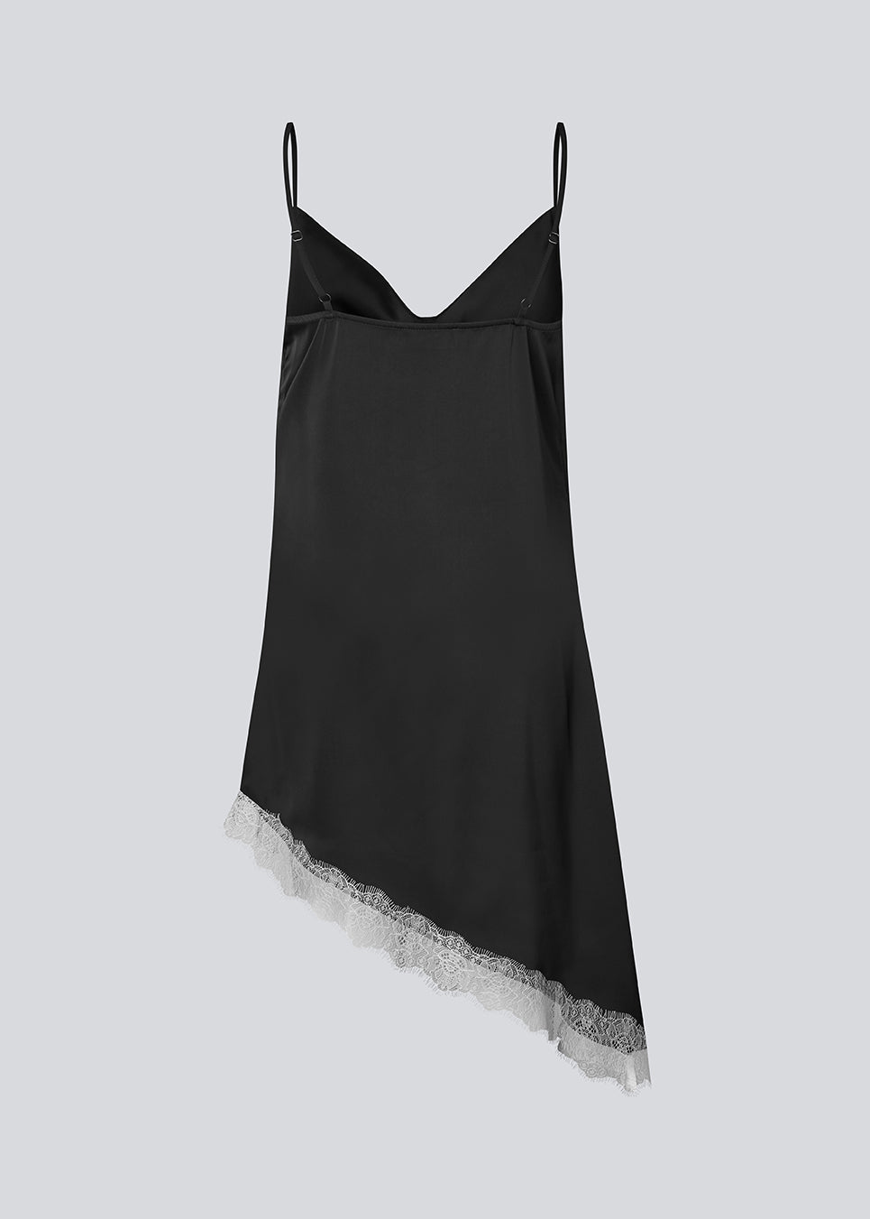 Kort slipdress i satin med kontrast-blondekant. AlinkaMD Dress har spaghetti-stropper, V-udskæring og asymmetrisk bund, længere i den ene side. En elegant kjole, perfekt alene eller til lag-på-lag styling.