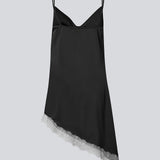 Kort slipdress i satin med kontrast-blondekant. AlinkaMD Dress har spaghetti-stropper, V-udskæring og asymmetrisk bund, længere i den ene side. En elegant kjole, perfekt alene eller til lag-på-lag styling.