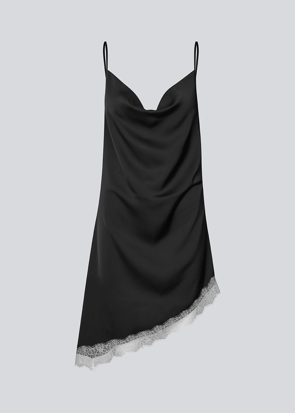 Kort slipdress i satin med kontrast-blondekant. AlinkaMD Dress har spaghetti-stropper, V-udskæring og asymmetrisk bund, længere i den ene side. En elegant kjole, perfekt alene eller til lag-på-lag styling.