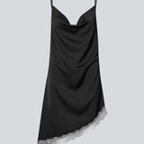Kort slipdress i satin med kontrast-blondekant. AlinkaMD Dress har spaghetti-stropper, V-udskæring og asymmetrisk bund, længere i den ene side. En elegant kjole, perfekt alene eller til lag-på-lag styling.