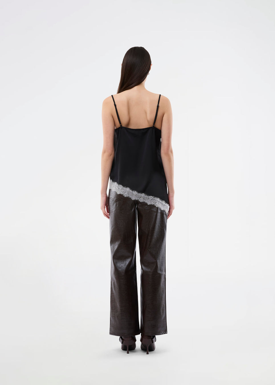 Slip-top i satin med kontrast-blondekant. AlinkaMD Top har spaghetti-stropper, V-udskæring og asymmetrisk bund, længere i den ene side. En elegant top, perfekt alene eller til lag-på-lag styling.