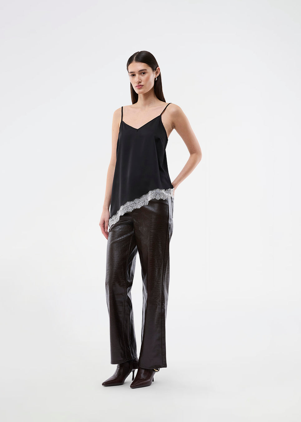 Slip-top i satin med kontrast-blondekant. AlinkaMD Top har spaghetti-stropper, V-udskæring og asymmetrisk bund, længere i den ene side. En elegant top, perfekt alene eller til lag-på-lag styling.