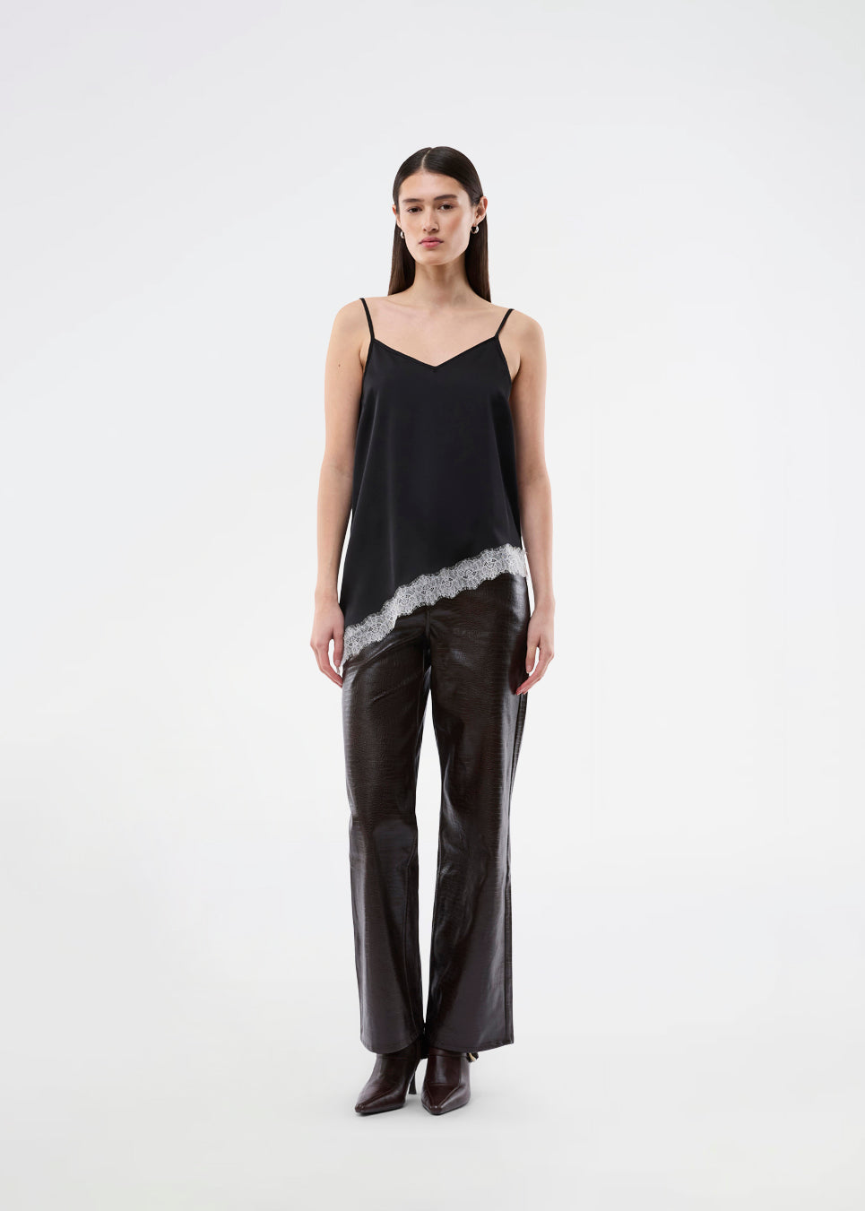Slip-top i satin med kontrast-blondekant. AlinkaMD Top har spaghetti-stropper, V-udskæring og asymmetrisk bund, længere i den ene side. En elegant top, perfekt alene eller til lag-på-lag styling.
