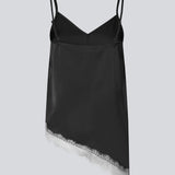 Slip-top i satin med kontrast-blondekant. AlinkaMD Top har spaghetti-stropper, V-udskæring og asymmetrisk bund, længere i den ene side. En elegant top, perfekt alene eller til lag-på-lag styling.