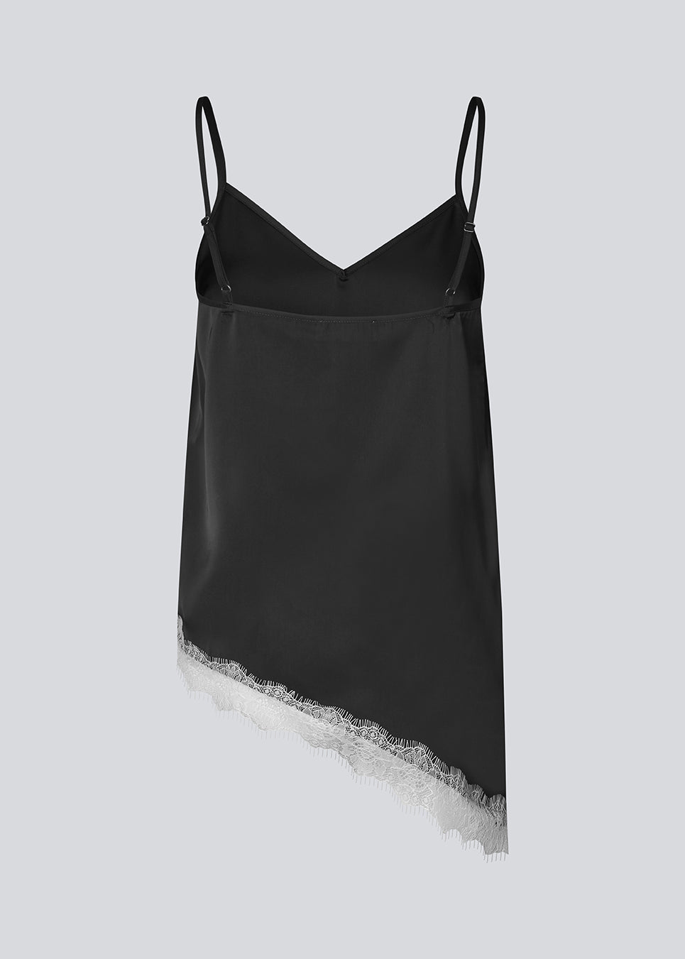 Slip-top i satin med kontrast-blondekant. AlinkaMD Top har spaghetti-stropper, V-udskæring og asymmetrisk bund, længere i den ene side. En elegant top, perfekt alene eller til lag-på-lag styling.