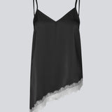 Slip-top i satin med kontrast-blondekant. AlinkaMD Top har spaghetti-stropper, V-udskæring og asymmetrisk bund, længere i den ene side. En elegant top, perfekt alene eller til lag-på-lag styling.