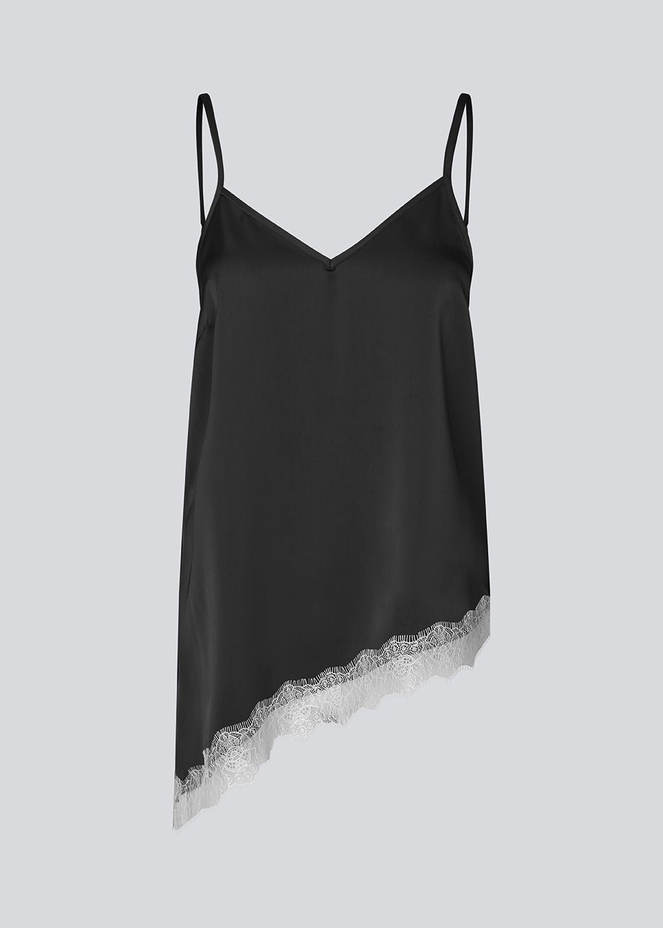 Slip-top i satin med kontrast-blondekant. AlinkaMD Top har spaghetti-stropper, V-udskæring og asymmetrisk bund, længere i den ene side. En elegant top, perfekt alene eller til lag-på-lag styling.