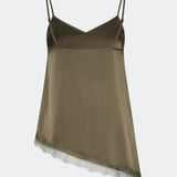 Slip-top i satin med kontrast-blondekant. AlinkaMD Top har spaghetti-stropper, V-udskæring og asymmetrisk bund, længere i den ene side. En elegant top, perfekt alene eller til lag-på-lag styling.