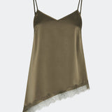 Slip-top i satin med kontrast-blondekant. AlinkaMD Top har spaghetti-stropper, V-udskæring og asymmetrisk bund, længere i den ene side. En elegant top, perfekt alene eller til lag-på-lag styling.