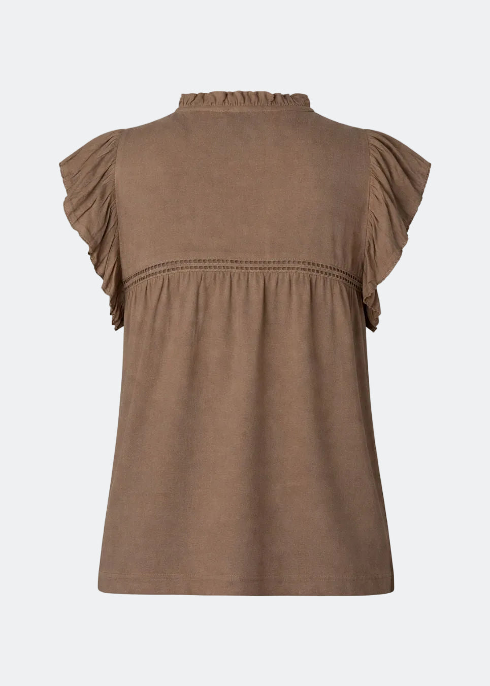 Feminin top med rynkede flæseærmer og fine hæklede detaljer. AlinMD Top er designet med V-udskæring med lille flæsekrave og et let, løst fit. En luftig og sommerlig style, der passer til både hverdag og mere dressed-up looks.