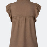 Feminin top med rynkede flæseærmer og fine hæklede detaljer. AlinMD Top er designet med V-udskæring med lille flæsekrave og et let, løst fit. En luftig og sommerlig style, der passer til både hverdag og mere dressed-up looks.