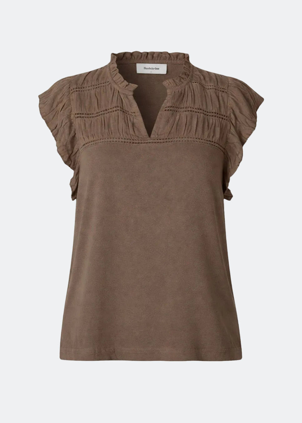 Feminin top med rynkede flæseærmer og fine hæklede detaljer. AlinMD Top er designet med V-udskæring med lille flæsekrave og et let, løst fit. En luftig og sommerlig style, der passer til både hverdag og mere dressed-up looks.
