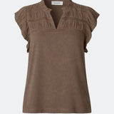 Feminin top med rynkede flæseærmer og fine hæklede detaljer. AlinMD Top er designet med V-udskæring med lille flæsekrave og et let, løst fit. En luftig og sommerlig style, der passer til både hverdag og mere dressed-up looks.