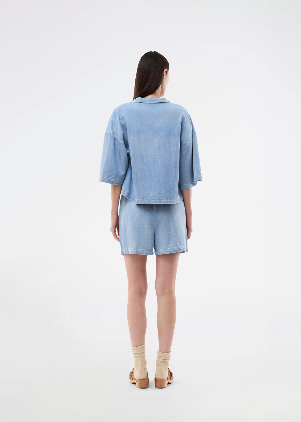 Let kortærmet skjorte i bomuldsdenim. AlvarMD Shirt er kort og løs med krave, V-udskæring og knappelukning. En afslappet og moderne skjorte, perfekt til både hverdag og lette sommerlooks.