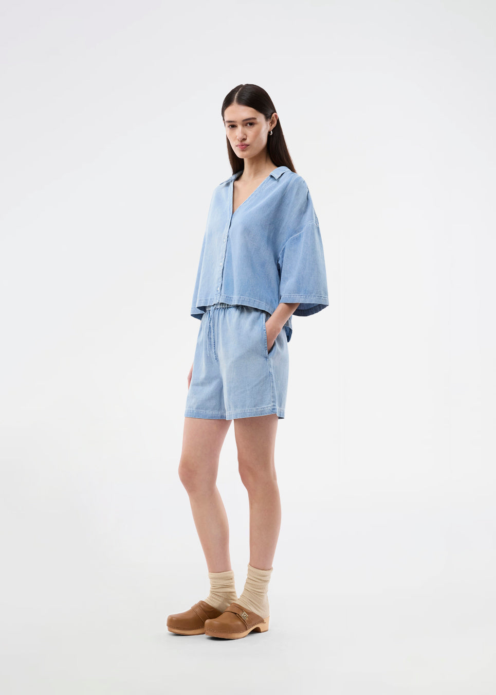 Let kortærmet skjorte i bomuldsdenim. AlvarMD Shirt er kort og løs med krave, V-udskæring og knappelukning. En afslappet og moderne skjorte, perfekt til både hverdag og lette sommerlooks.