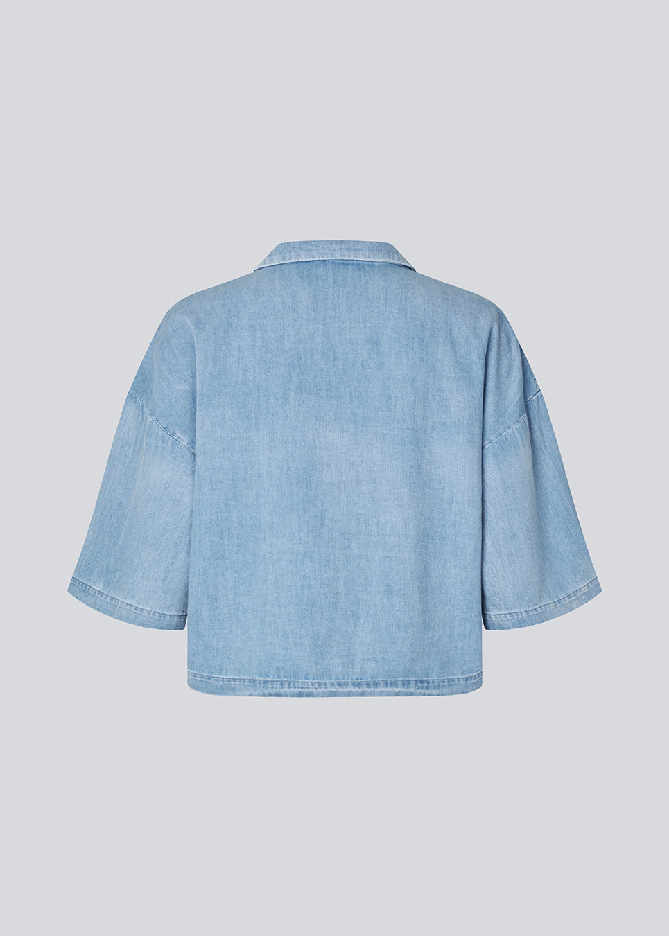 Let kortærmet skjorte i bomuldsdenim. AlvarMD Shirt er kort og løs med krave, V-udskæring og knappelukning. En afslappet og moderne skjorte, perfekt til både hverdag og lette sommerlooks.