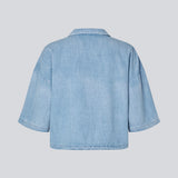 Let kortærmet skjorte i bomuldsdenim. AlvarMD Shirt er kort og løs med krave, V-udskæring og knappelukning. En afslappet og moderne skjorte, perfekt til både hverdag og lette sommerlooks.