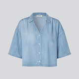 Let kortærmet skjorte i bomuldsdenim. AlvarMD Shirt er kort og løs med krave, V-udskæring og knappelukning. En afslappet og moderne skjorte, perfekt til både hverdag og lette sommerlooks.