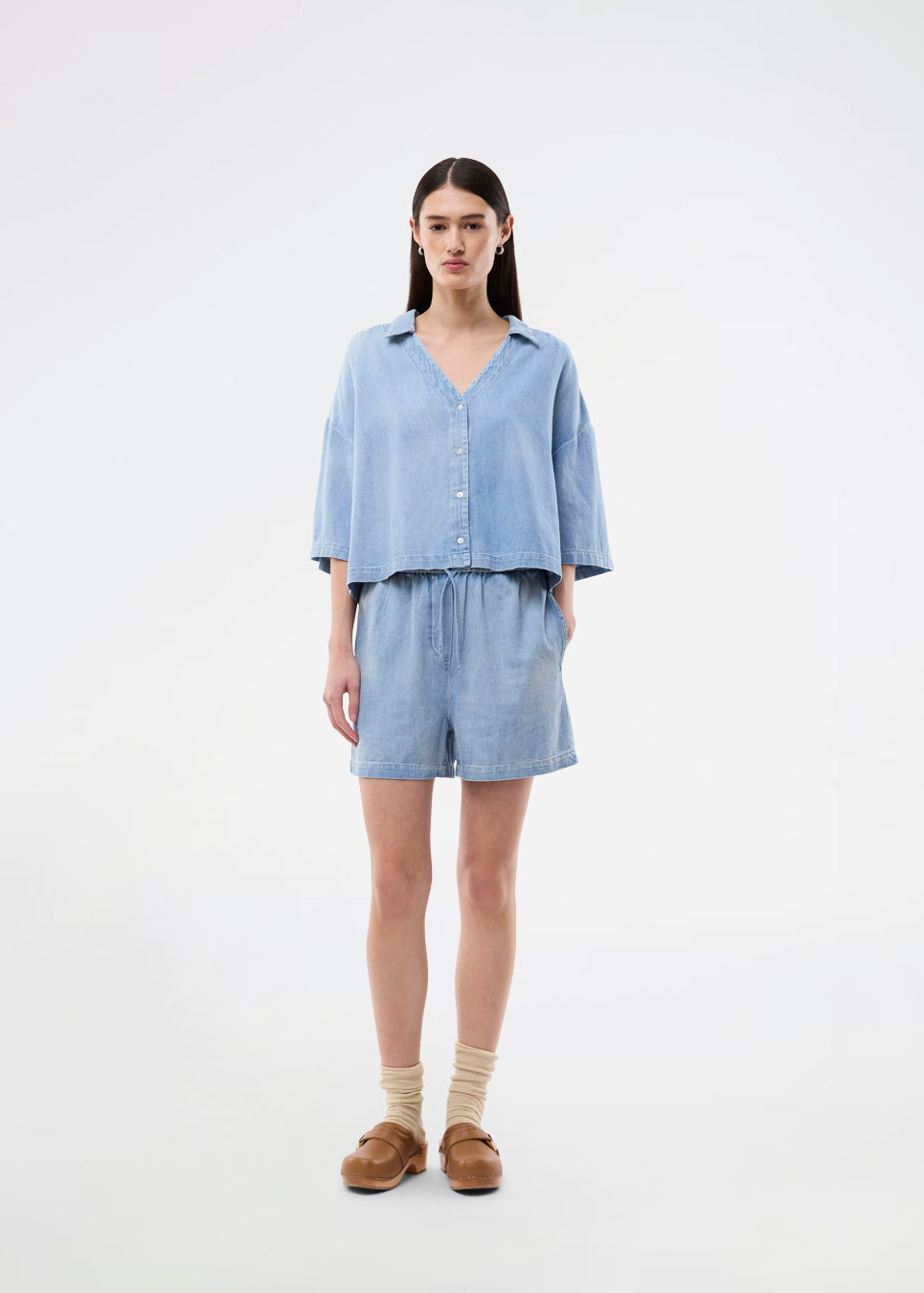 Lette shorts i bomuldsdenim. AlvarMD Shorts har justerbare snører i taljen og et afslappet, løst fit, der giver komfort hele dagen. De klassiske detaljer og den lette kvalitet gør dem perfekte til sommerens afslappede looks.
 