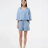 Lette shorts i bomuldsdenim. AlvarMD Shorts har justerbare snører i taljen og et afslappet, løst fit, der giver komfort hele dagen. De klassiske detaljer og den lette kvalitet gør dem perfekte til sommerens afslappede looks.
 
