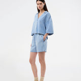 Lette shorts i bomuldsdenim. AlvarMD Shorts har justerbare snører i taljen og et afslappet, løst fit, der giver komfort hele dagen. De klassiske detaljer og den lette kvalitet gør dem perfekte til sommerens afslappede looks.
 