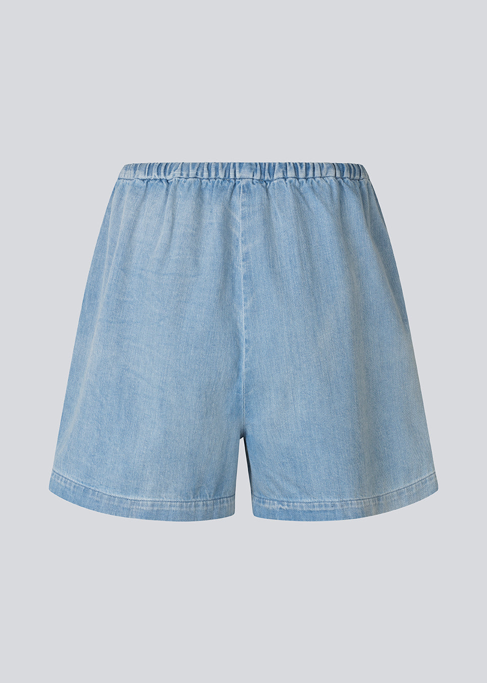 Lette shorts i bomuldsdenim. AlvarMD Shorts har justerbare snører i taljen og et afslappet, løst fit, der giver komfort hele dagen. De klassiske detaljer og den lette kvalitet gør dem perfekte til sommerens afslappede looks.
 