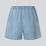 Lette shorts i bomuldsdenim. AlvarMD Shorts har justerbare snører i taljen og et afslappet, løst fit, der giver komfort hele dagen. De klassiske detaljer og den lette kvalitet gør dem perfekte til sommerens afslappede looks.
 