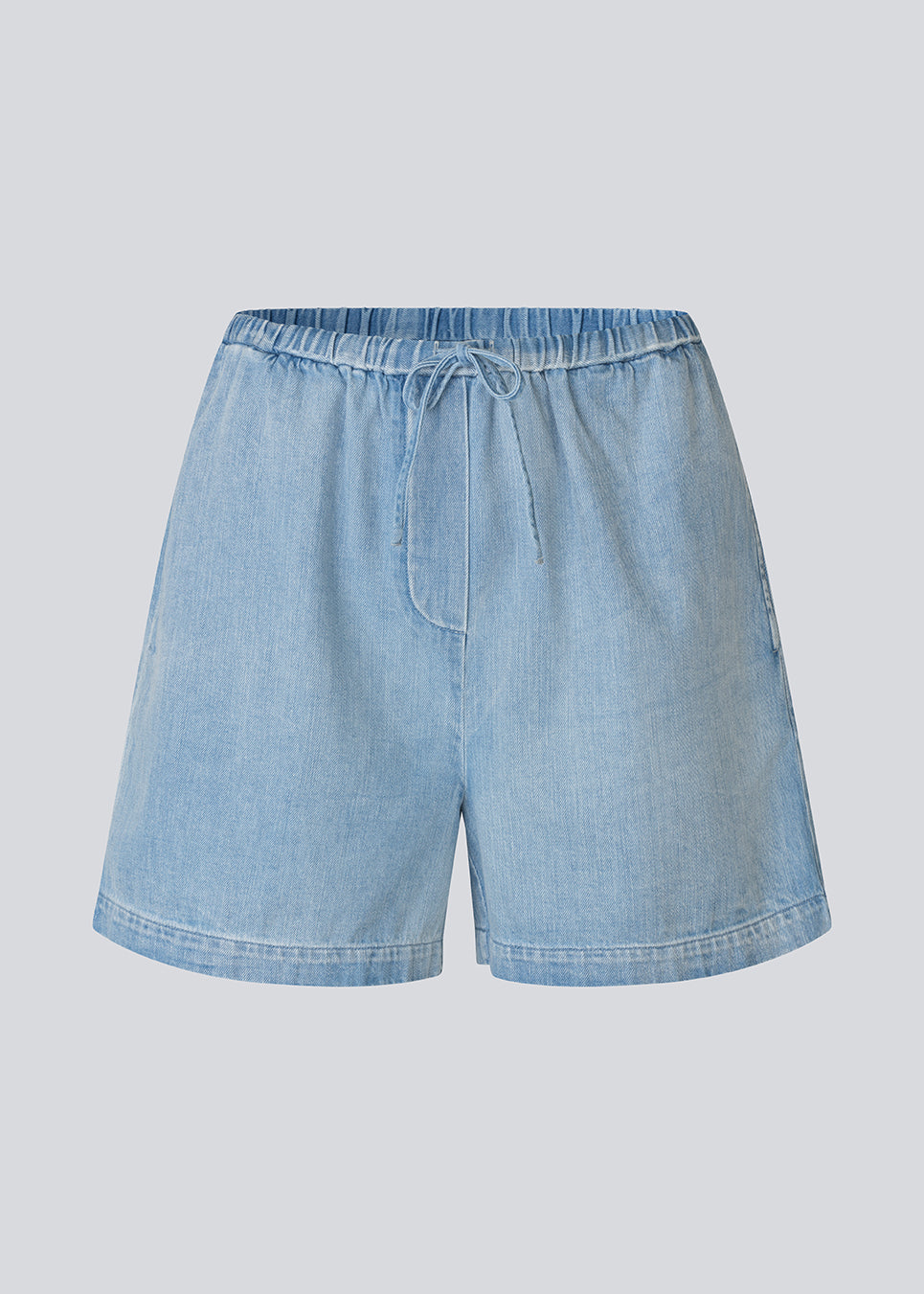 Lette shorts i bomuldsdenim. AlvarMD Shorts har justerbare snører i taljen og et afslappet, løst fit, der giver komfort hele dagen. De klassiske detaljer og den lette kvalitet gør dem perfekte til sommerens afslappede looks.
