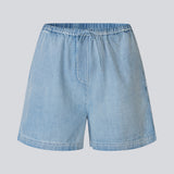 Lette shorts i bomuldsdenim. AlvarMD Shorts har justerbare snører i taljen og et afslappet, løst fit, der giver komfort hele dagen. De klassiske detaljer og den lette kvalitet gør dem perfekte til sommerens afslappede looks.
