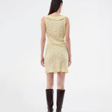 Feminin minikjole med sommerligt blomsterprint. AlyssaMD Print Dress er ærmeløs og har V-udskæring med flæsekant og sløjfedetalje. Kjolen er figursyet og har et smukt fald i skørtet, der giver et feminint og elegant look.