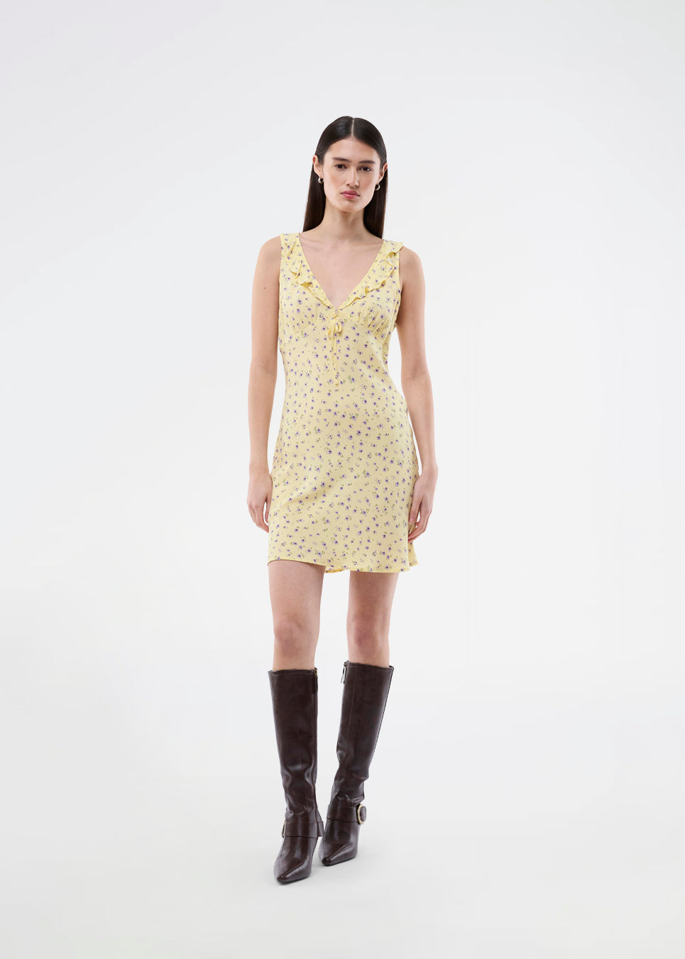 Feminin minikjole med sommerligt blomsterprint. AlyssaMD Print Dress er ærmeløs og har V-udskæring med flæsekant og sløjfedetalje. Kjolen er figursyet og har et smukt fald i skørtet, der giver et feminint og elegant look.