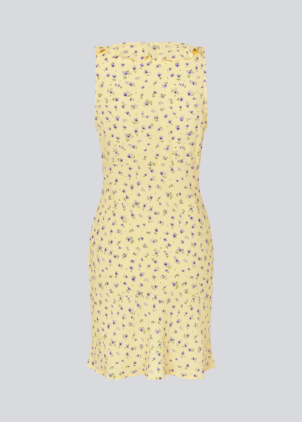 Feminin minikjole med sommerligt blomsterprint. AlyssaMD Print Dress er ærmeløs og har V-udskæring med flæsekant og sløjfedetalje. Kjolen er figursyet og har et smukt fald i skørtet, der giver et feminint og elegant look.