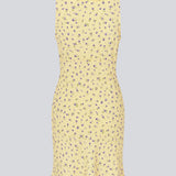 Feminin minikjole med sommerligt blomsterprint. AlyssaMD Print Dress er ærmeløs og har V-udskæring med flæsekant og sløjfedetalje. Kjolen er figursyet og har et smukt fald i skørtet, der giver et feminint og elegant look.