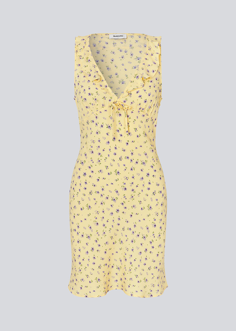Feminin minikjole med sommerligt blomsterprint. AlyssaMD Print Dress er ærmeløs og har V-udskæring med flæsekant og sløjfedetalje. Kjolen er figursyet og har et smukt fald i skørtet, der giver et feminint og elegant look.