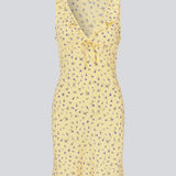 Feminin minikjole med sommerligt blomsterprint. AlyssaMD Print Dress er ærmeløs og har V-udskæring med flæsekant og sløjfedetalje. Kjolen er figursyet og har et smukt fald i skørtet, der giver et feminint og elegant look.