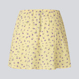 Mininederdel med blomsterprint. AlyssaMD Print Skirt er designet med elastikbånd og blondekant i taljen og har et let A-formet snit. En feminin og let nederdel, perfekt til sommerlige og elegante looks.